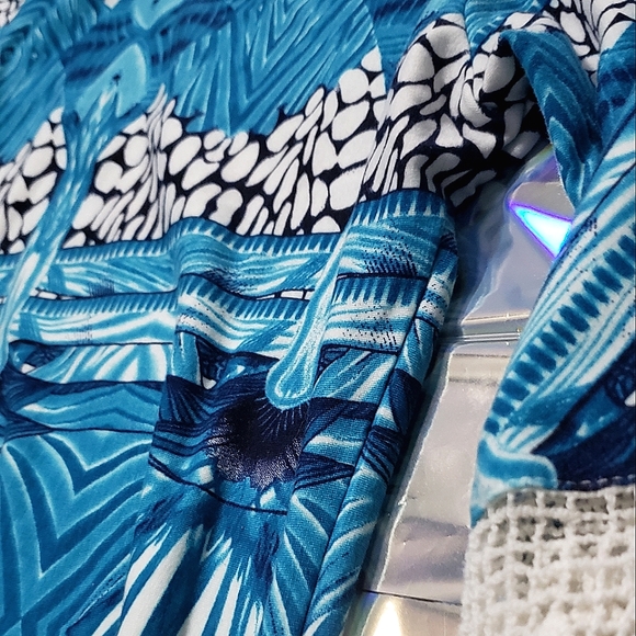 NYC Abstract Lace Bell Sleeve Dress - Picture 4 of 7